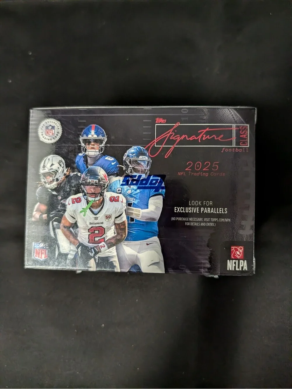 Topps Signature NFL 2025 Trading Cards Box - Exclusive Parallels